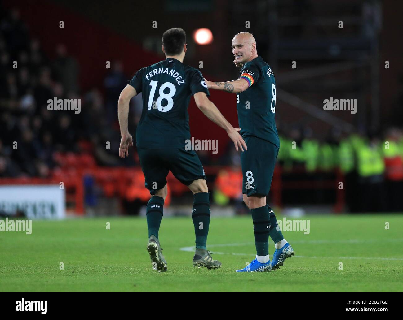 Jonjo Shelvey (à droite) de Newcastle United célèbre son deuxième but du match avec Federico Fernandez, coéquipier Banque D'Images