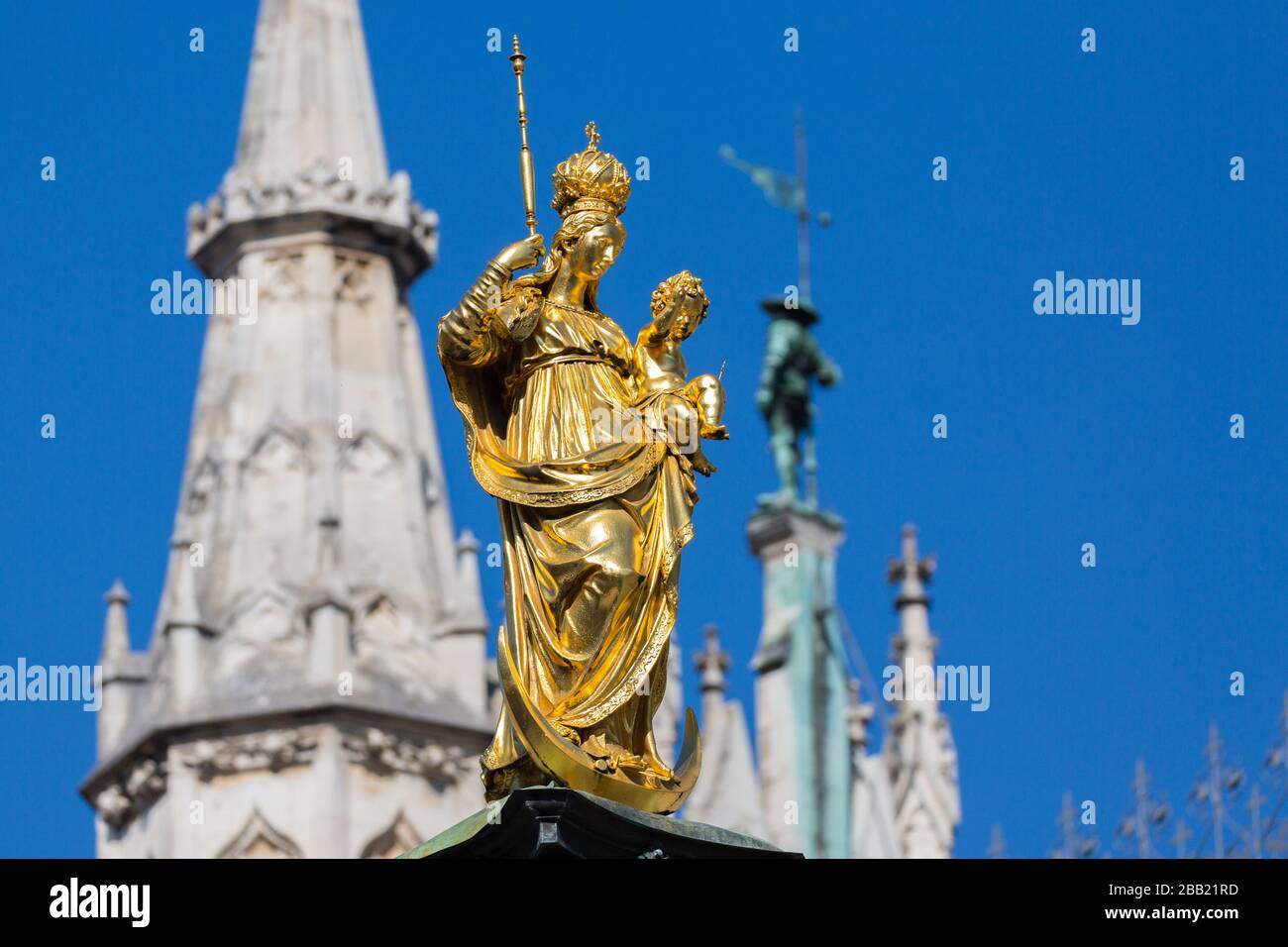 Près de la Marienstatue à la Marienplatz (place Marie). Statue de la Sainte Vierge Marie de couleur dorée. Érigée en 1638 par l'électeur du duc Maximilian Banque D'Images