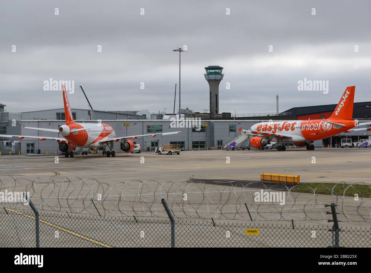 Les avions easyJet sont assis sur le tarmac à l'aéroport de Luton dans le Bedfordshire, après que la compagnie aérienne a annoncé avoir mis à la terre toute sa flotte de 344 avions en raison de la pandémie de coronavirus. Banque D'Images