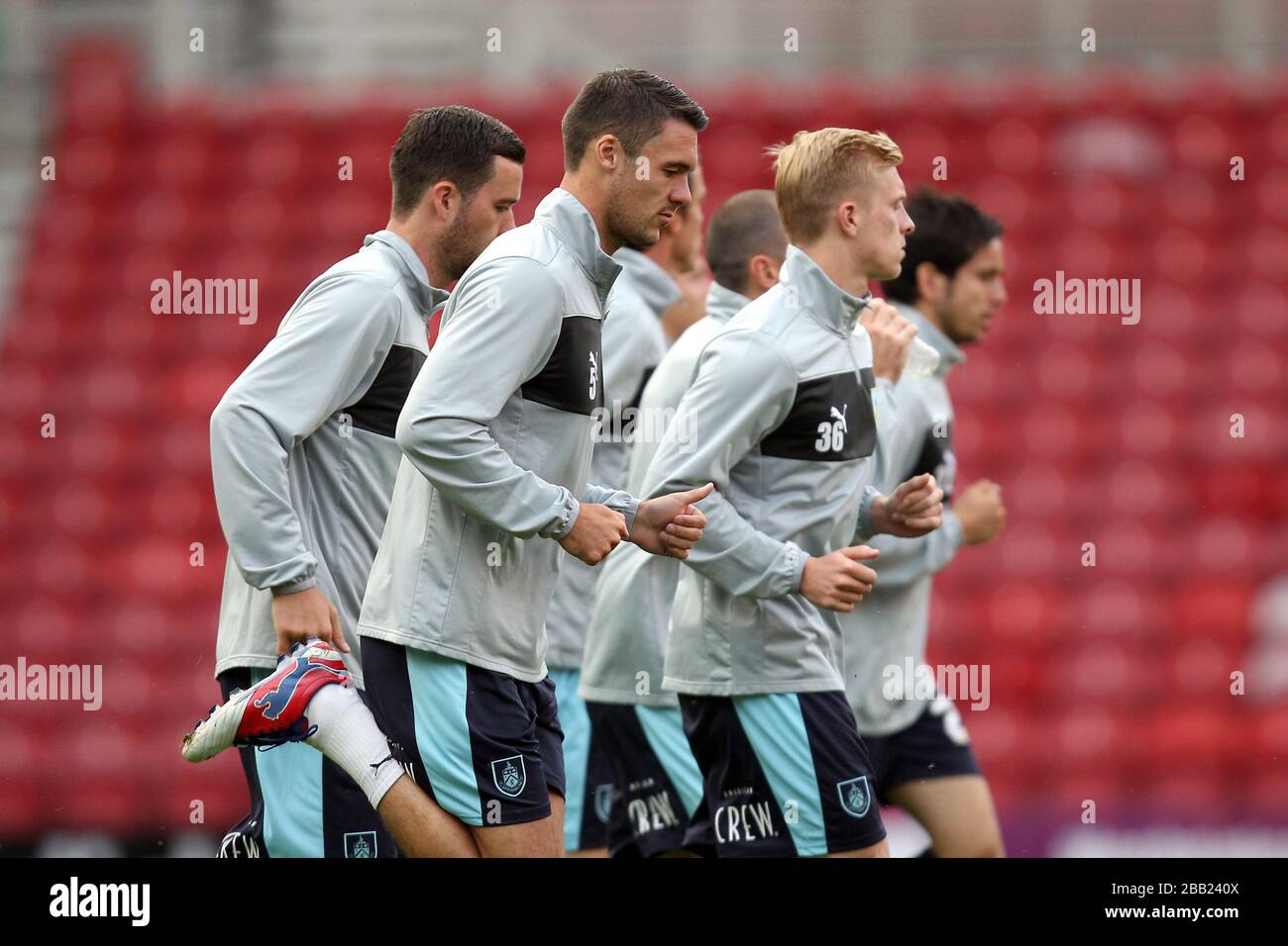Les joueurs de Burnley se réchauffent avant le match Banque D'Images