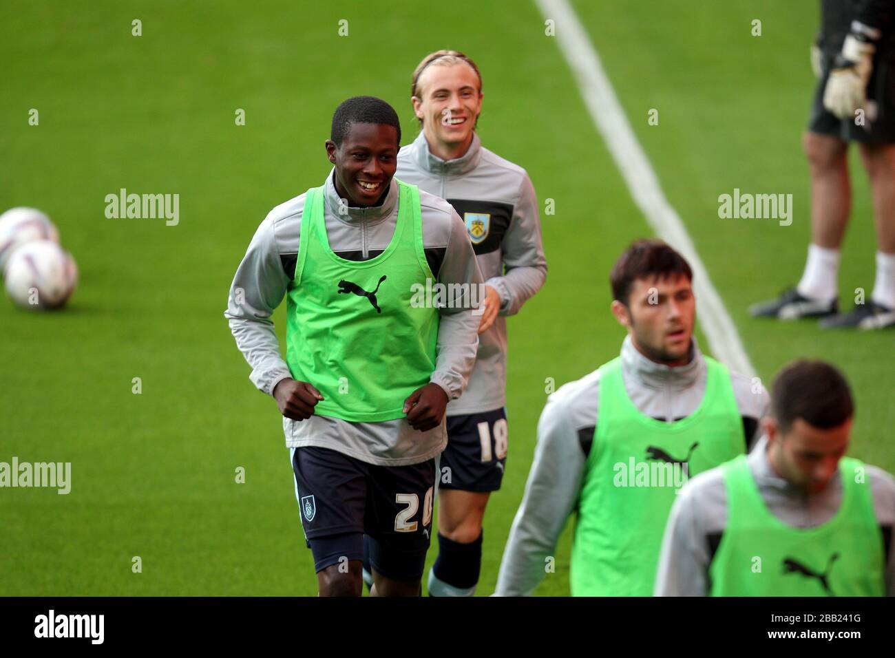 Marvin Bartley (l) de Burnley et Joseph Mills durant la période de préchauffage Banque D'Images