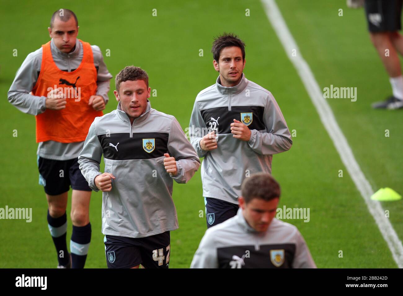 Shay McCartan de Burnley (deuxième à gauche) et Brian stock au cours de l'échauffement Banque D'Images