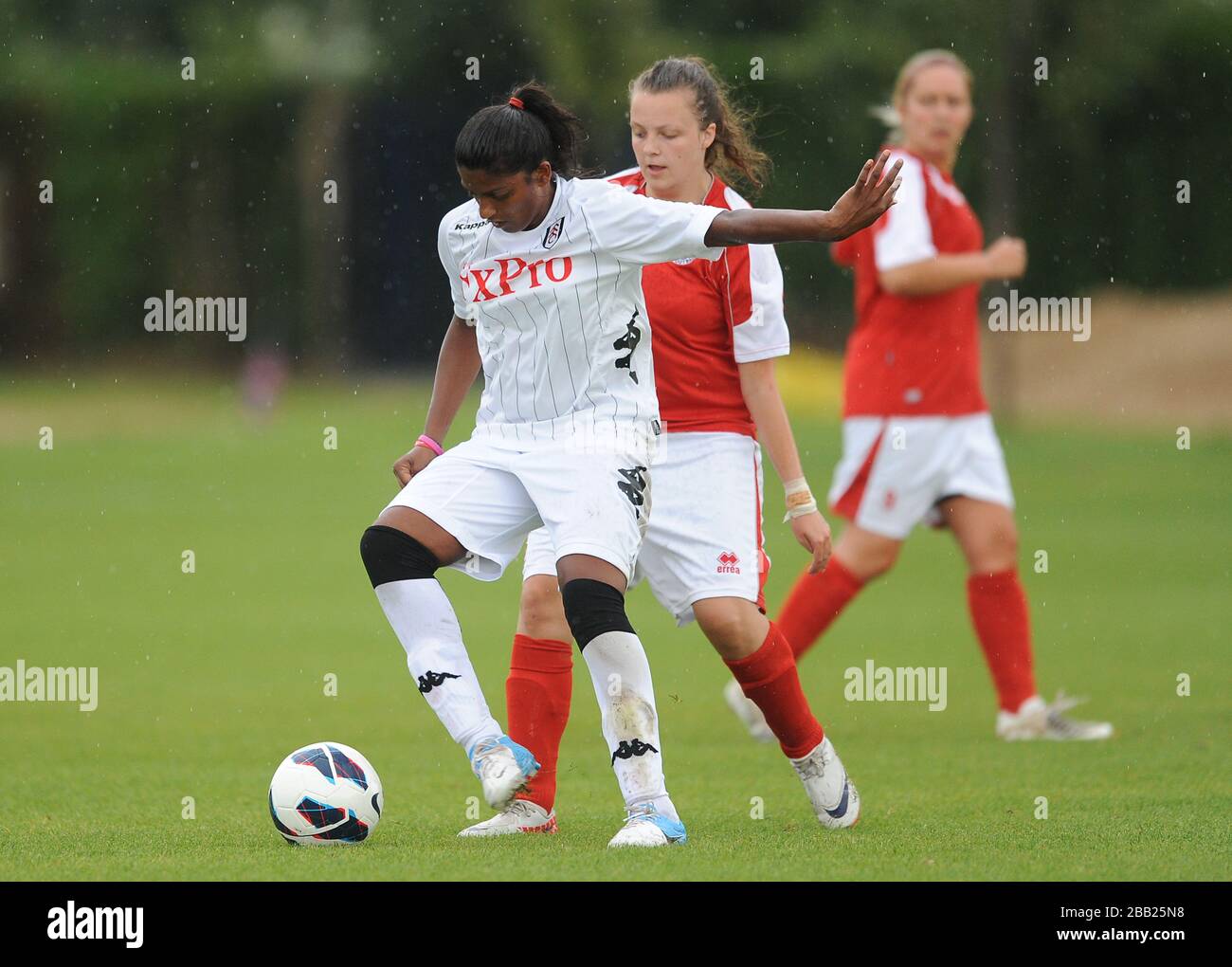 Fulham DFC's Premi Pushpalingham (l) en action Banque D'Images
