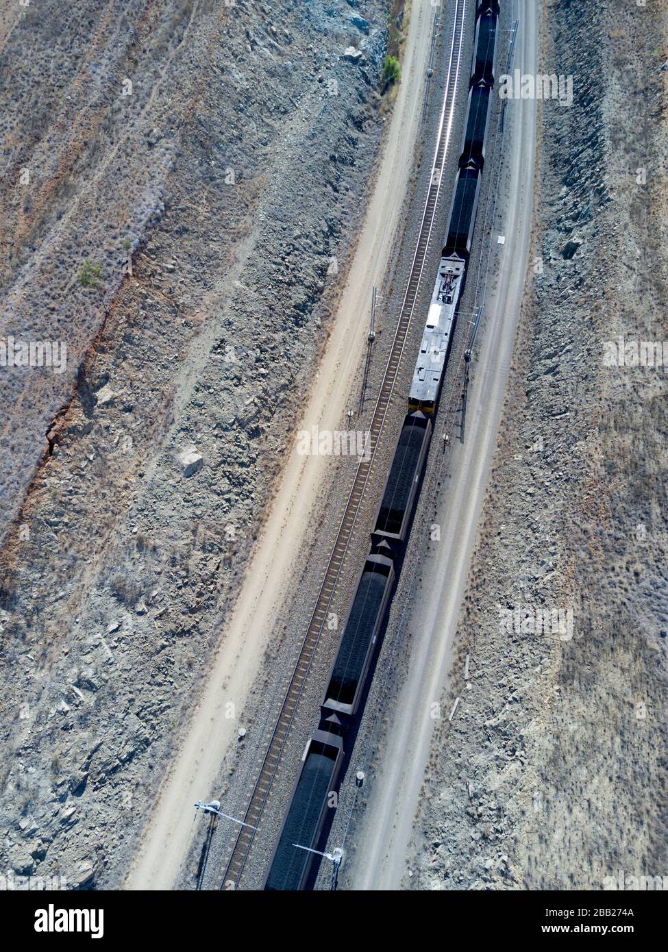 Antenne de train de charbon d'exportation de plus de 120 wagons et de 2 km de long destinée aux terminaux d'exportation de charbon de Gladstone Central Queensland Banque D'Images