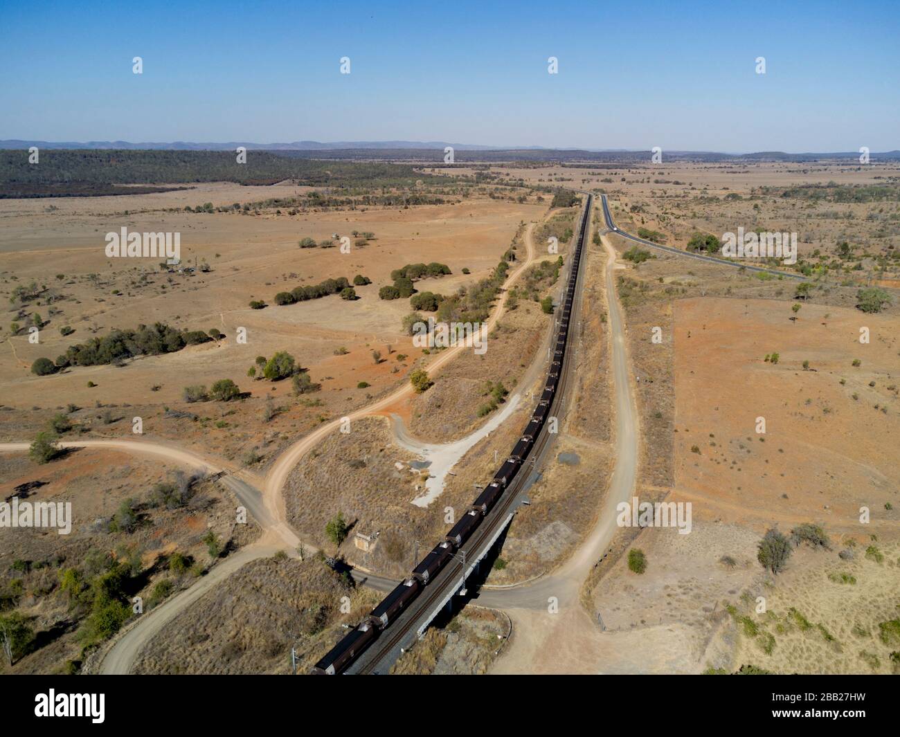 Antenne de train de charbon d'exportation de plus de 120 wagons et de 2 km de long destinée aux terminaux d'exportation de charbon de Gladstone Central Queensland Banque D'Images