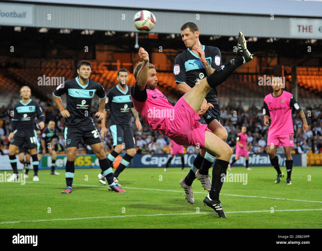 John McCombe, de Port Vale, essaie un coup de pied en hauteur alors que Chris McCann de Burnley tente de bloquer Banque D'Images