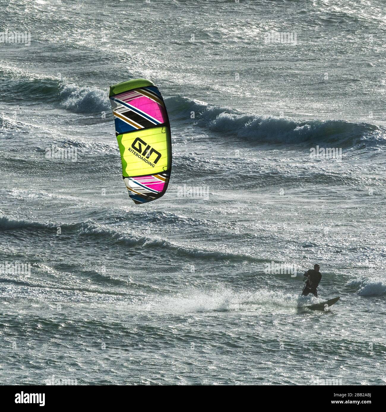 Un bateau-bateau Kite se déskiant à vitesse sur la mer à Crantock à Newquay, en Cornwall. Banque D'Images