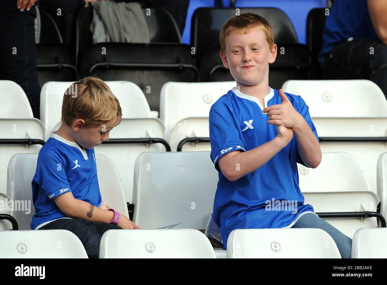 Jeunes fans de Birmingham City dans les stands avant le jeu Banque D'Images