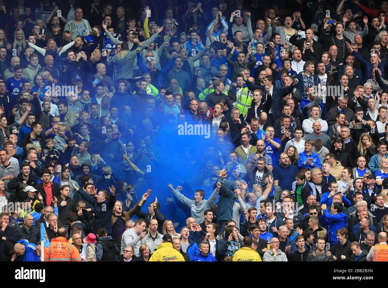 Everton fans dans les peuplements Banque D'Images