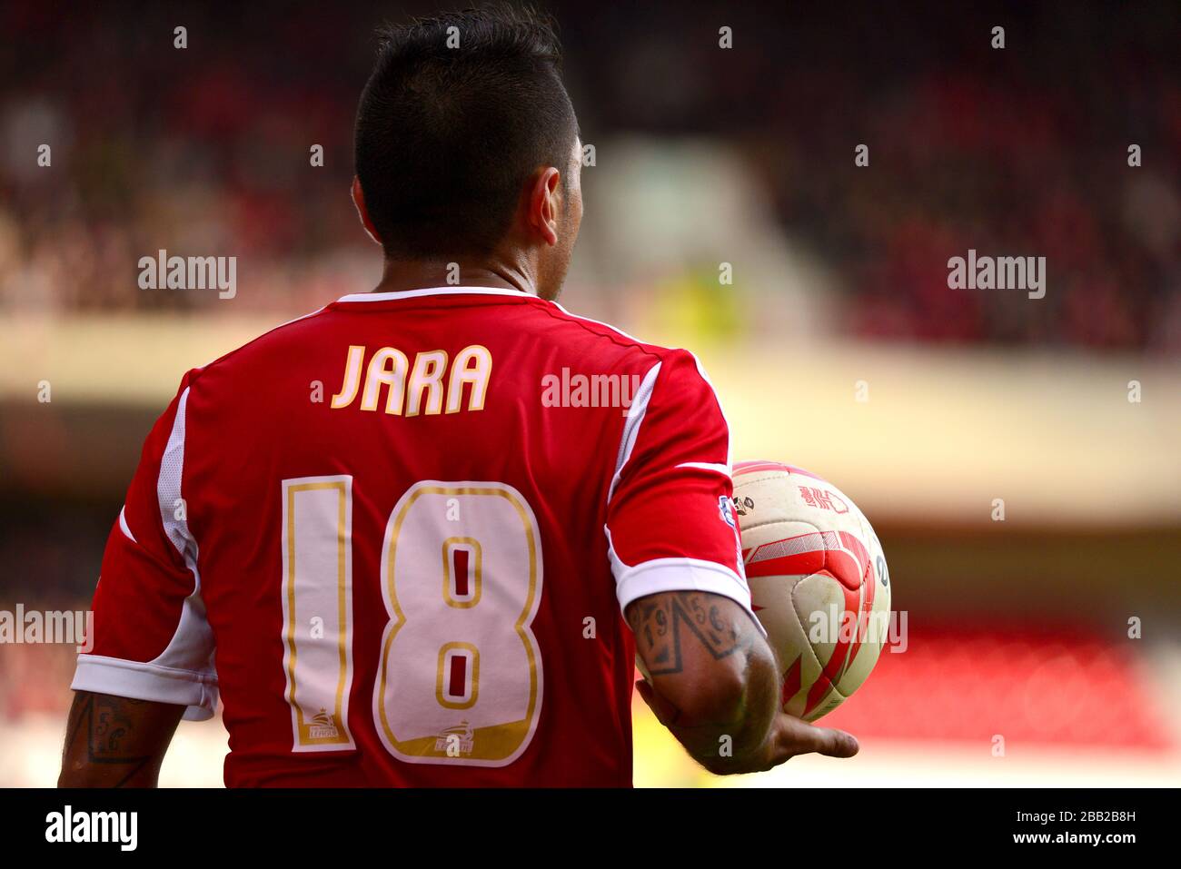 Détail de Gonzalo Jara de Nottingham Forest comme il tient le match ball prêt à lancer Banque D'Images