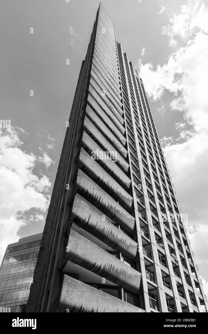Vue de dessous de la Cromwell Tower au Barbican Estate à Londres, Royaume-Uni. Banque D'Images