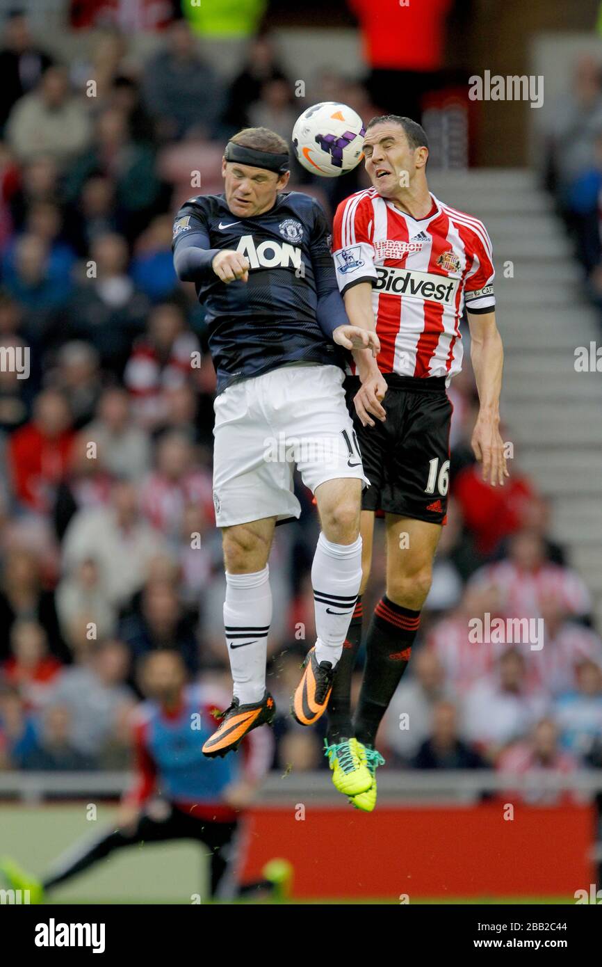 Le défi de Sunderland, John O'shea, à droite, et Wayne Rooney de Manchester United, a été relevé à gauche lors du match de la Barclays Premier League Sunderland contre Manchester United au stade de la lumière Sunderland Banque D'Images