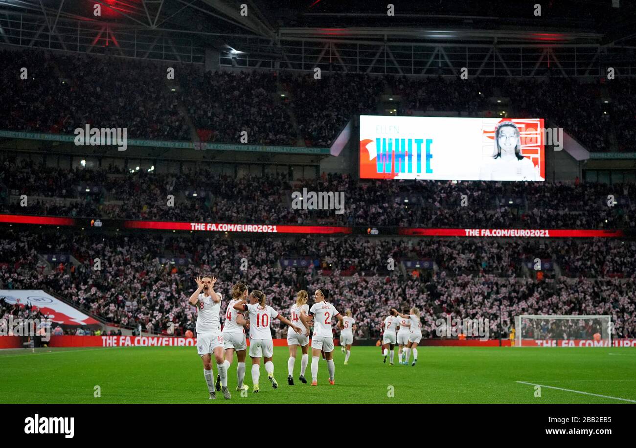 La célèbre Ellen White d'Angleterre célèbre son premier but Banque D'Images