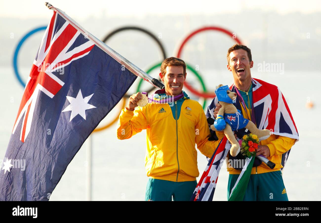 Médaillés d'or, Mathew Belcher et Malcolm Page (à droite) d'Australie lors de la cérémonie de remise des médailles à la voile olympique de Weymouth et Portland. Banque D'Images