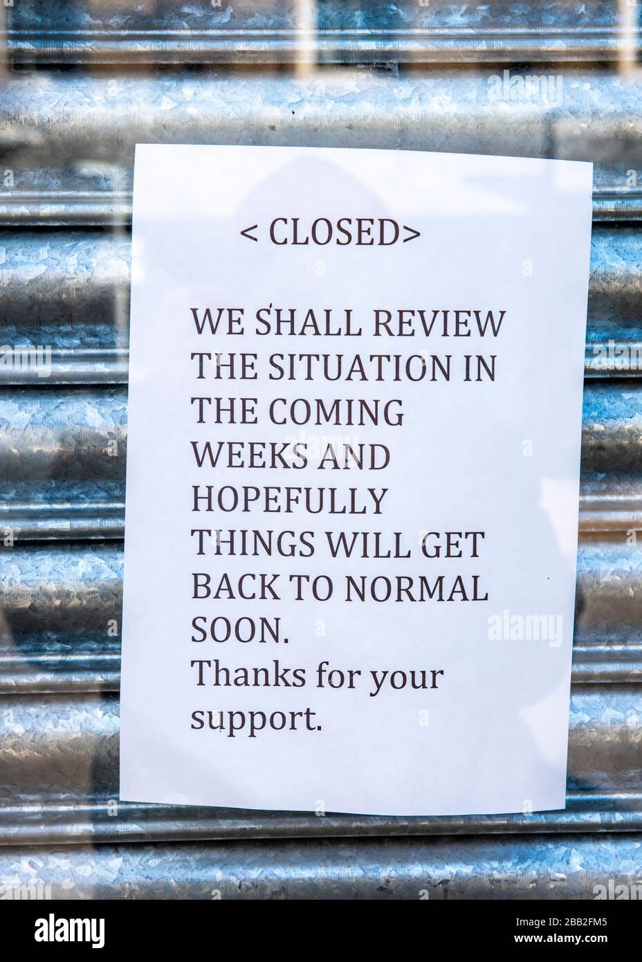 Les fenêtres d'ouverture de session fermées indiquent la conformité avec les directives du gouvernement britannique que tous les magasins non essentiels doivent fermer pendant le Coronavirus / Covid Banque D'Images