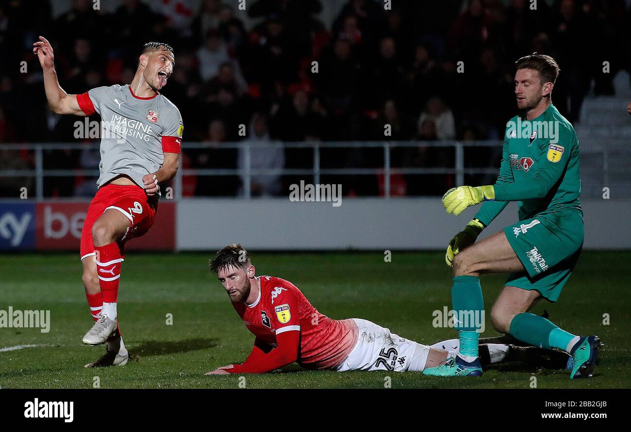 Jerry Yates, de Swindon Town, célèbre la notation de son troisième but d'équipes contre Salford City Banque D'Images