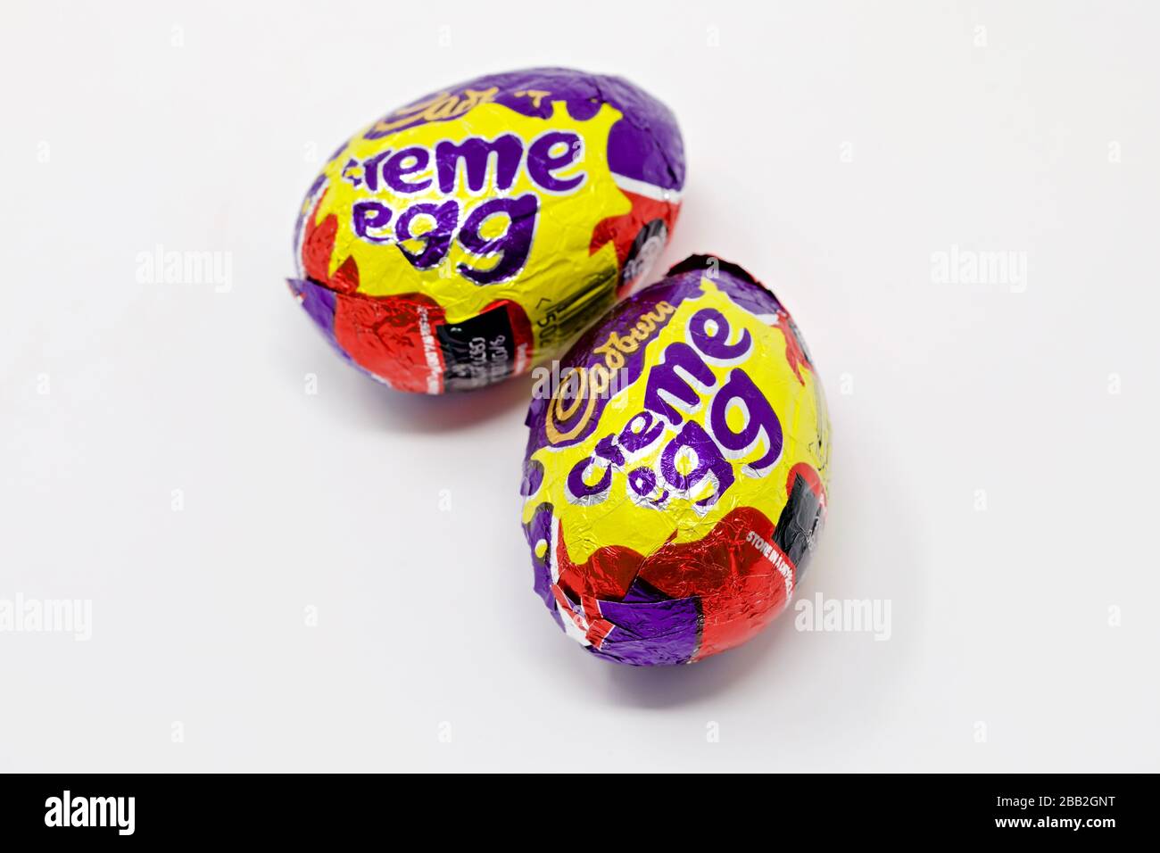 Les œufs de Crome de Cadbury sur fond blanc Banque D'Images