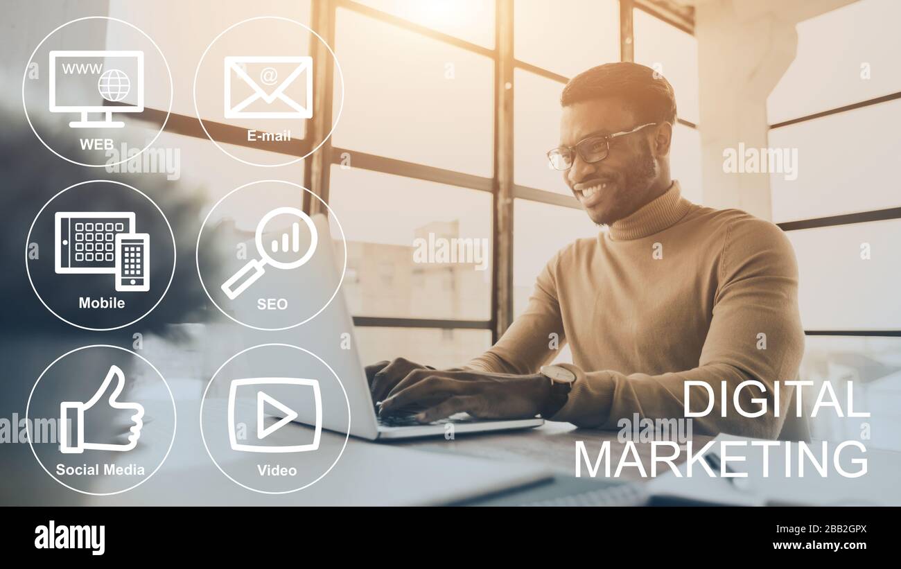 Des icônes de marketing numérique sur un écran imaginaire et souriant Manager africain américain sur le lieu de travail, collage Banque D'Images