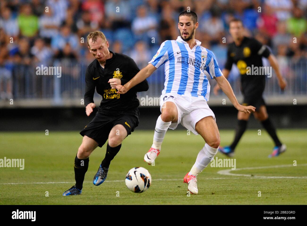 Tony Hibbert d'Everton et l'ISCO de Malaga en action Banque D'Images