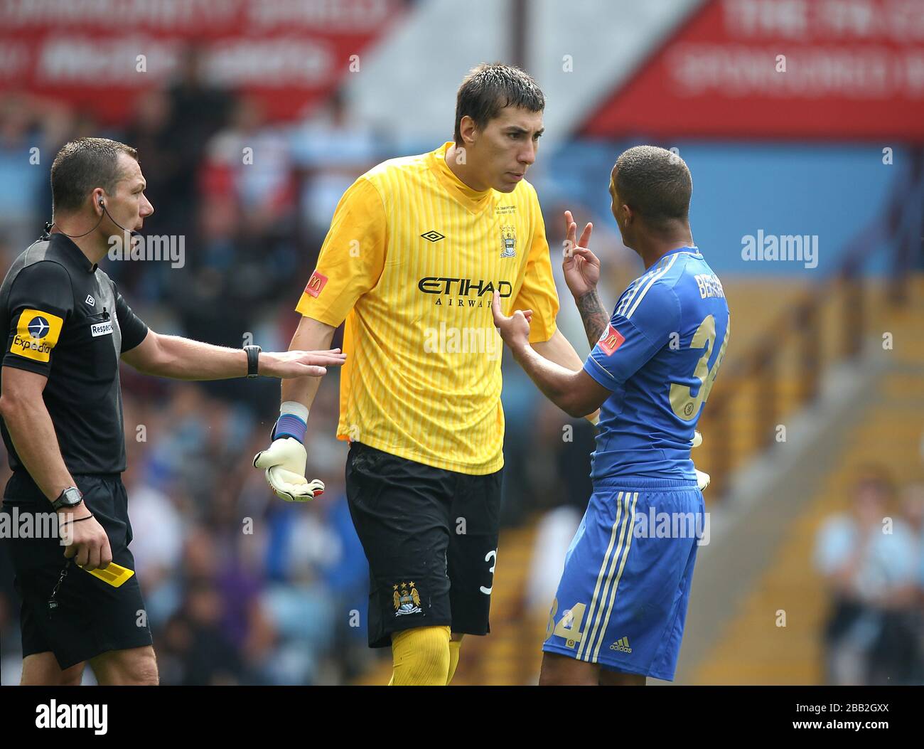 L'arbitre Kevin Friend doit intervenir après que le gardien de but de Manchester City Costel Pantilimon (centre) a refusé de remettre le ballon après le score de Ryan Bertrand (droite) de Chelsea Banque D'Images