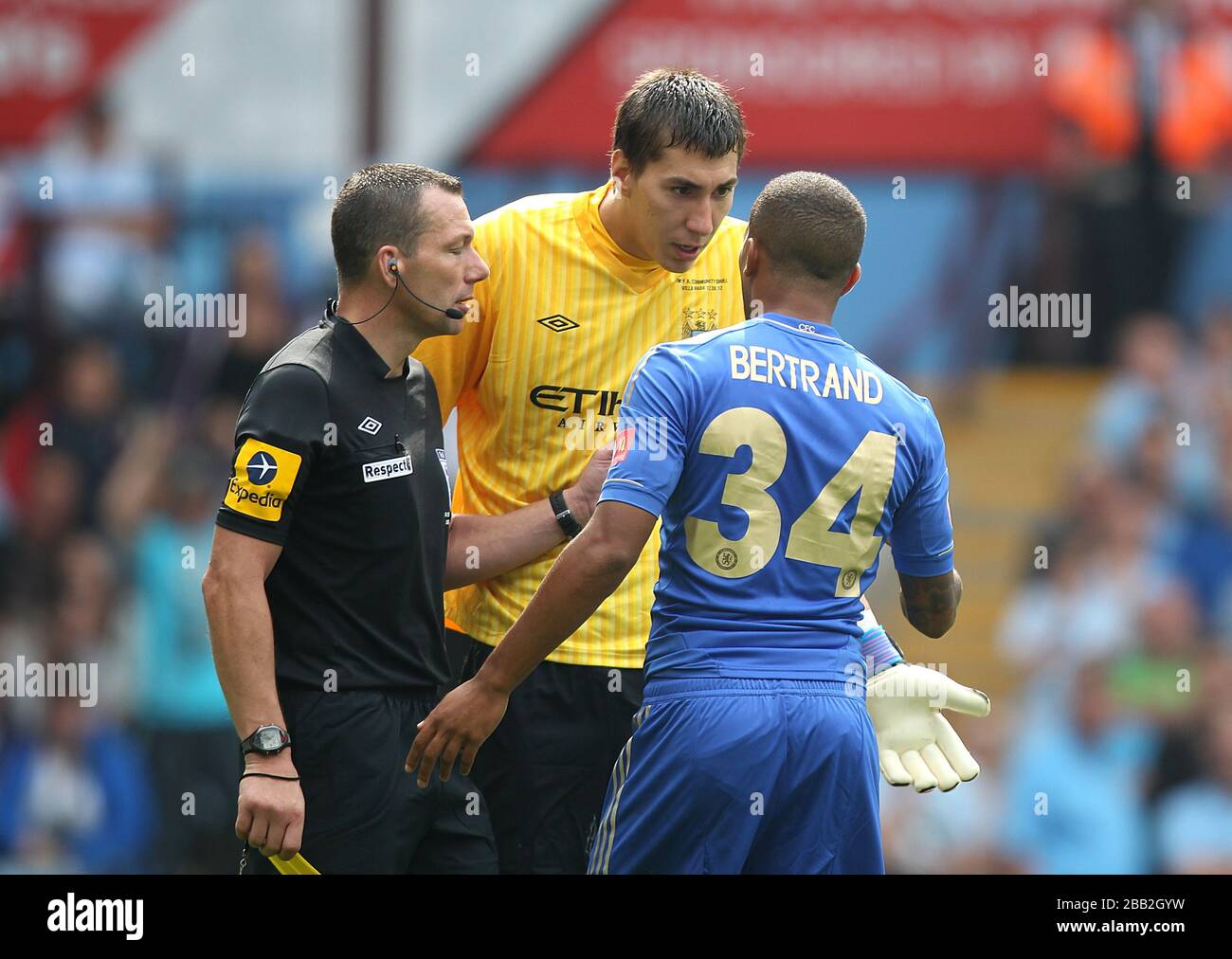 L'arbitre Kevin Friend doit intervenir après que le gardien de but de Manchester City Costel Pantilimon (centre) a refusé de remettre le ballon après le score de Ryan Bertrand (droite) de Chelsea Banque D'Images