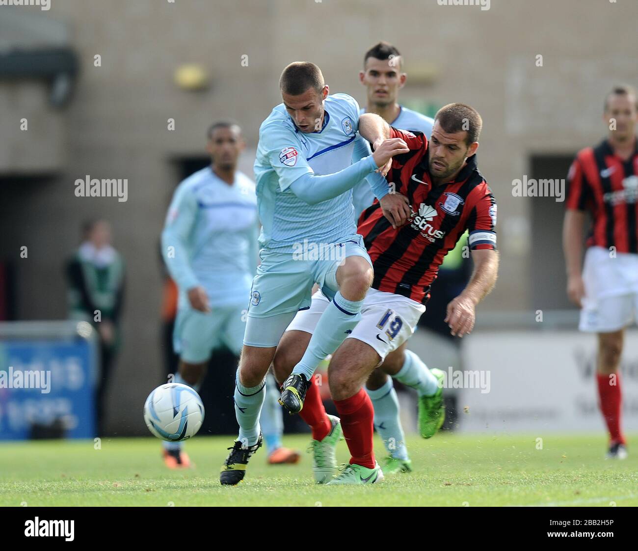 Billy Daniels (à gauche) de Coventry City est abordé par John Welsh de Preston North End Banque D'Images