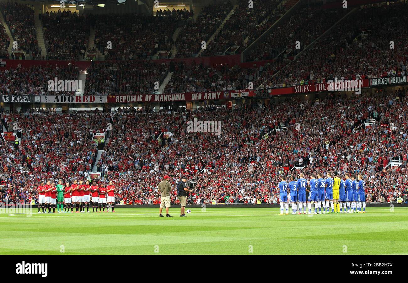 Les joueurs de Manchester United et de Chelsea observent un moment de applaudissements à la mémoire de l'ancien joueur Jack Crompton Banque D'Images