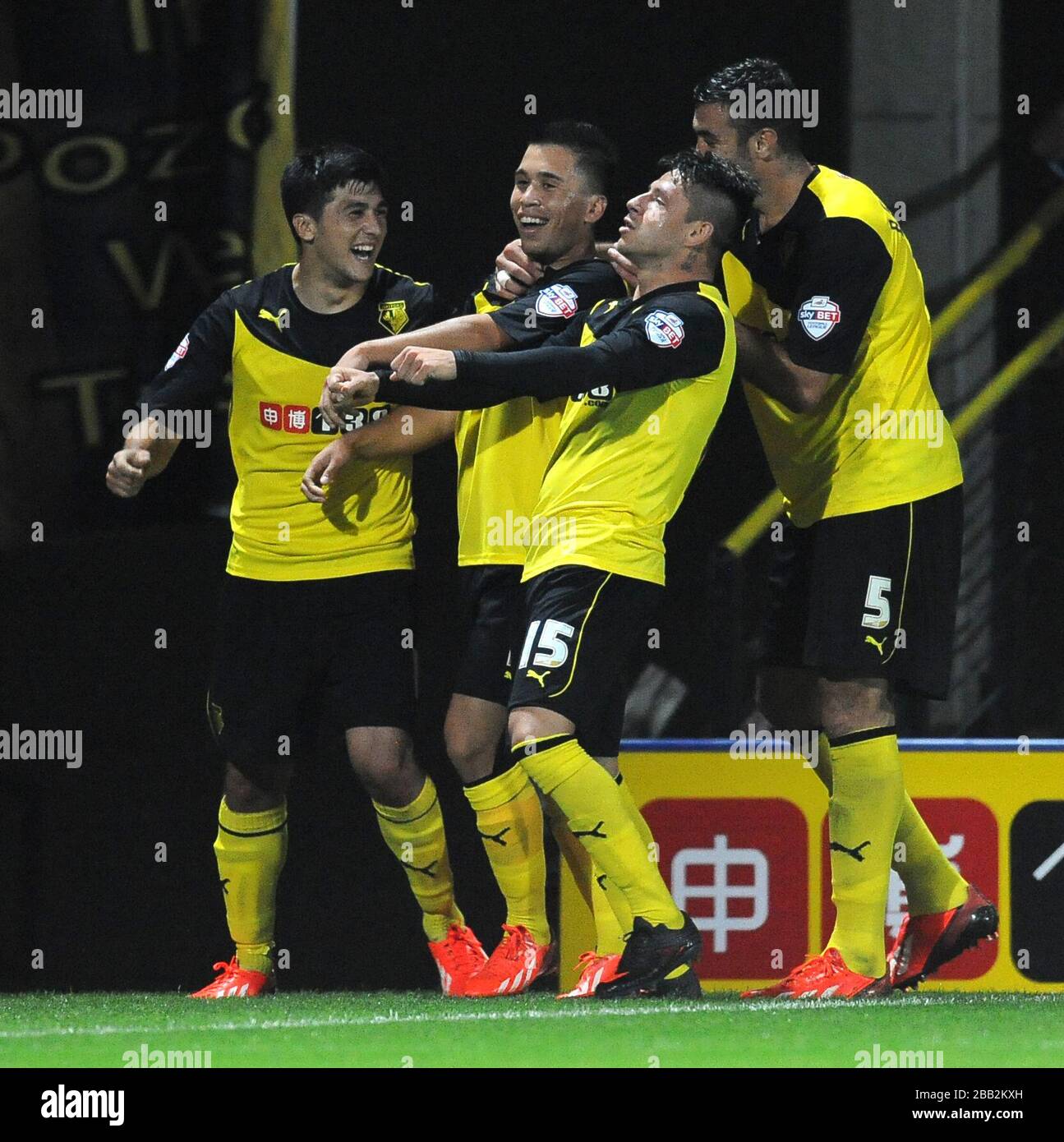 Cristian Battacchio de Watford (2ème à gauche) célèbre avec ses coéquipiers après avoir marqué son deuxième but de côtés contre Bournemouth. Banque D'Images