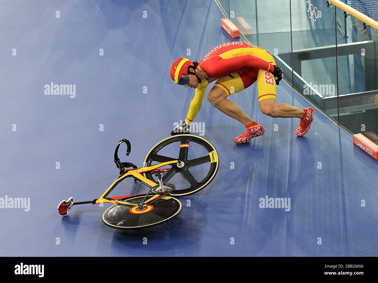 Juan Peralta Gascon d'Espagne après avoir tombé son vélo pendant le deuxième tour de chaleur de Keirin pour hommes 1 Banque D'Images