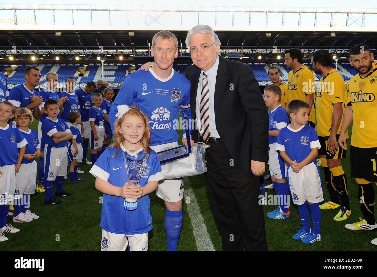 Tony Hibbert d'Everton avec le président Bill Kenwright avant son match de témoignage Banque D'Images