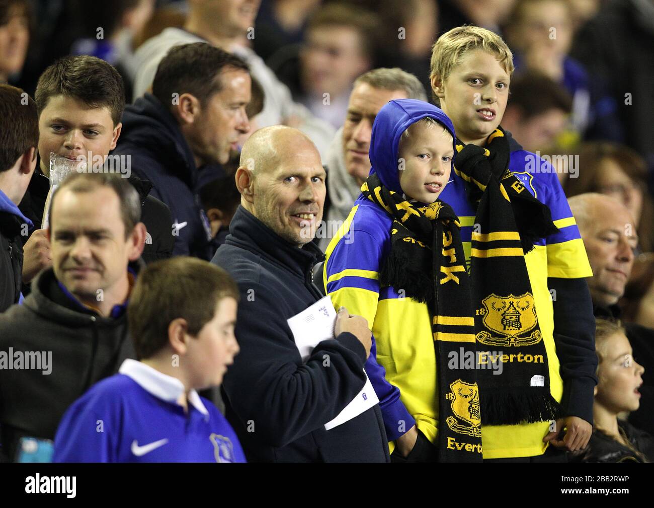 Fans d'Everton dans les tribunes. Banque D'Images