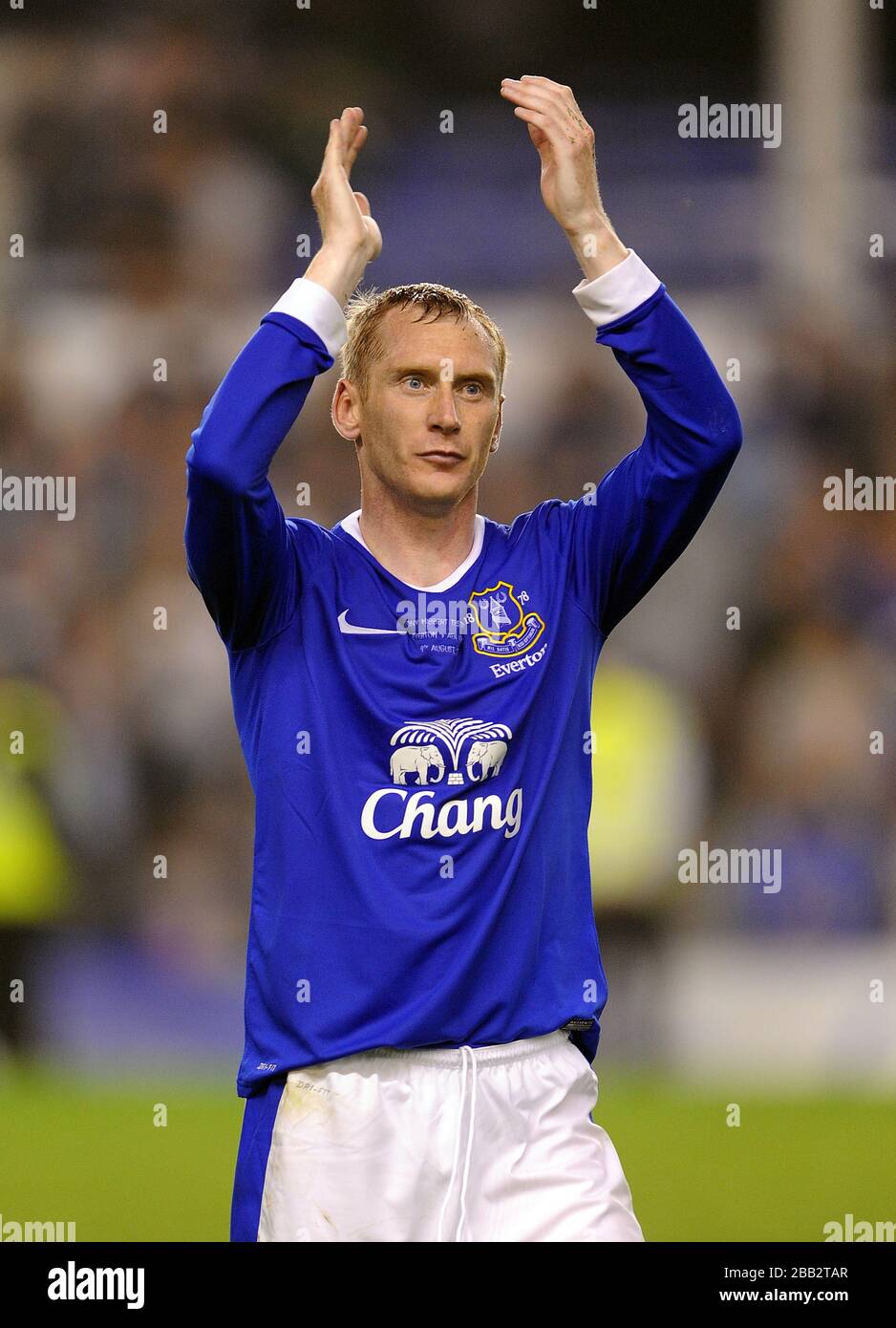 Tony Hibbert d'Everton applaudit les fans après son match de témoignage Banque D'Images