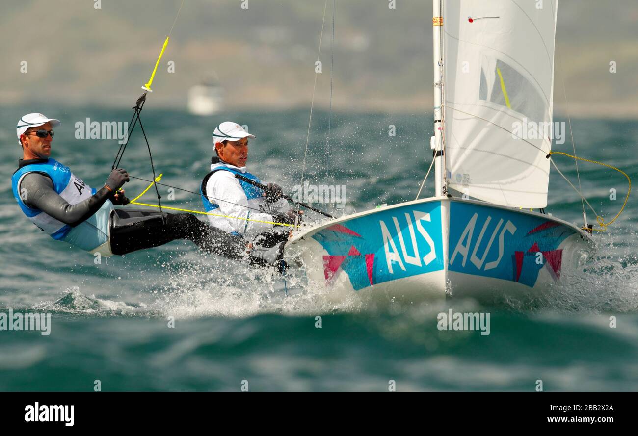 Australie : 470 paires hommes de Matthew Belcher et Malcolm Page en compétition aux Jeux olympiques de Weymouth Bay aujourd'hui. Banque D'Images