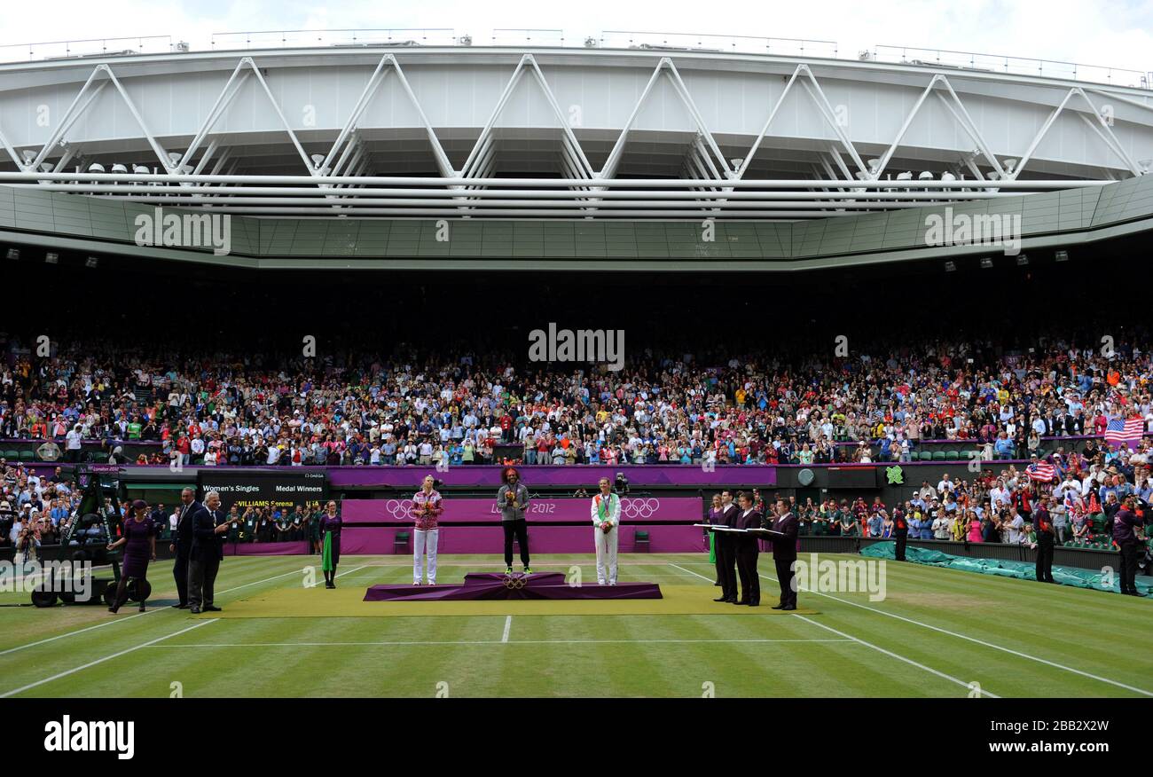 Serena Williams (centre) des États-Unis avec sa médaille d'or olympique, Maria Sharapova de Russie (à gauche) avec sa médaille d'argent olympique et Victoria Azarenka de Biélorussie avec sa médaille de bronze olympique, après la cérémonie de victoire pour la finale des célibataires des femmes au lieu de tennis olympique, Wimbledon. Banque D'Images