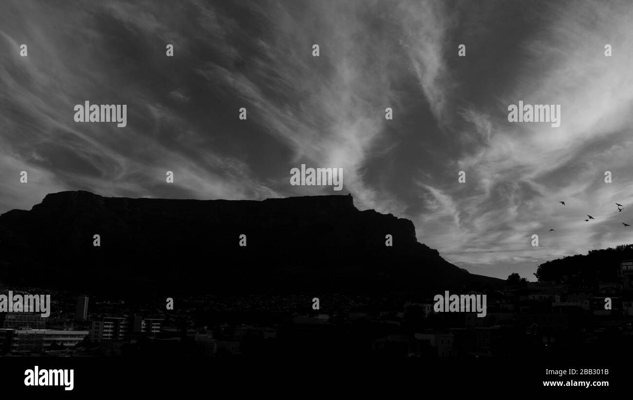 Vue de Bo-Kaap ou Malay en journée ensoleillée avec Table Mountain sur fond. Noir et blanc filtré . Concept de fond d'écran. Banque D'Images
