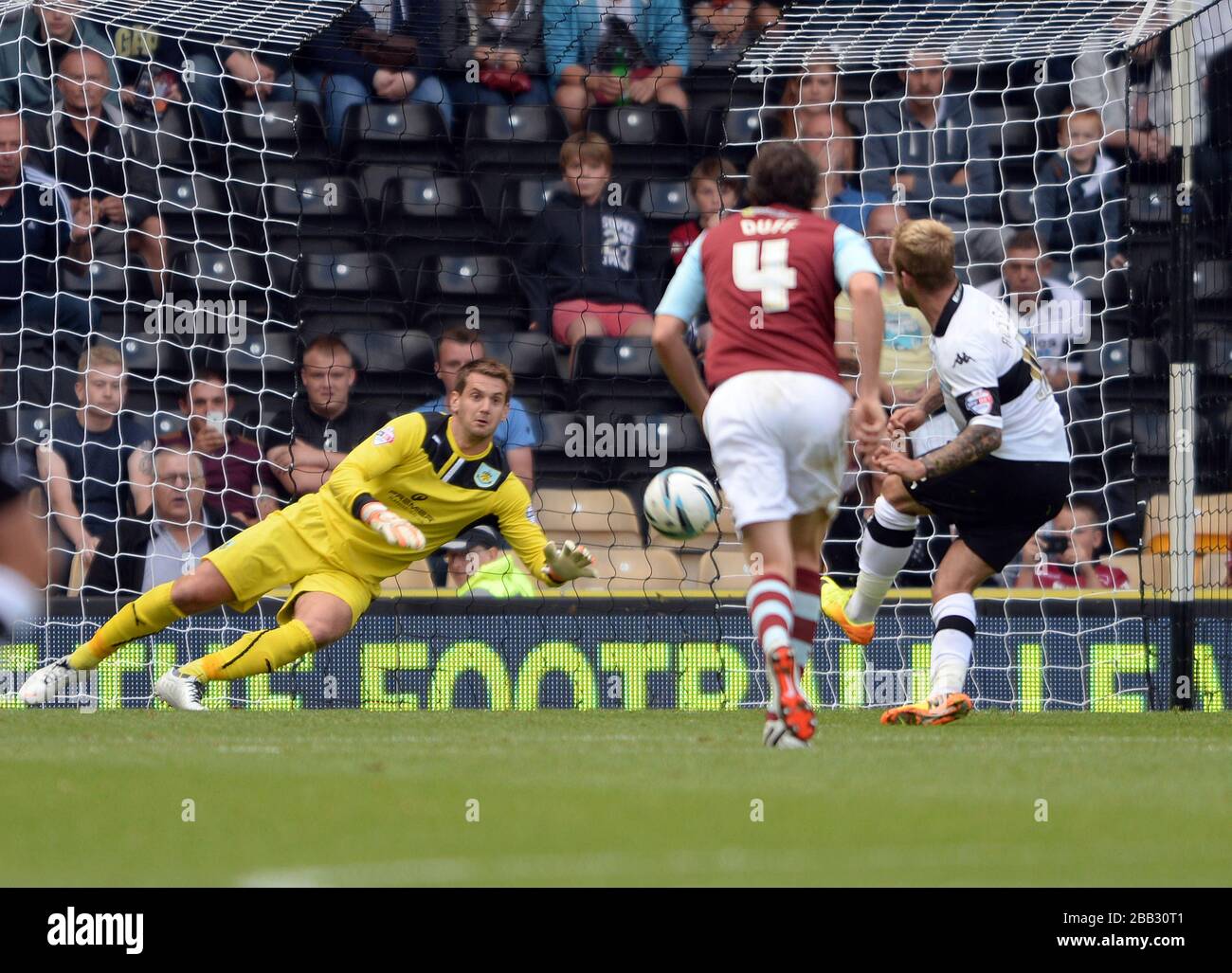 Tom Heaton, gardien de but de Burnley, sauve la pénalité de Johnny Russell du comté de Derby Banque D'Images