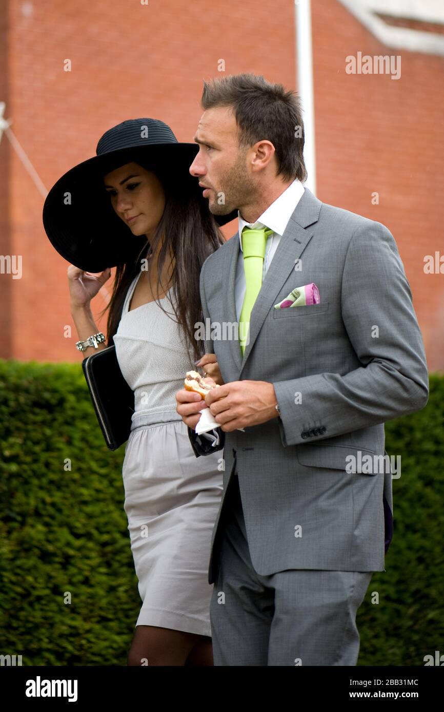 Les amateurs de course s'imprégnent de l'atmosphère de l'hippodrome de Goodwood Banque D'Images