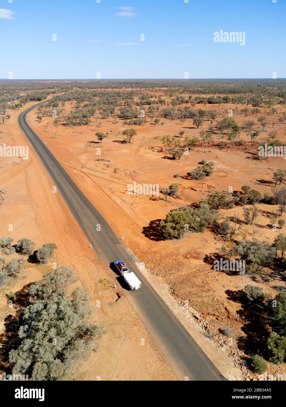Antenne d'une voiture de remorquage d'une caravane sur l'Advenure Way Highway près d'Eulo Western Queensland Australia Banque D'Images