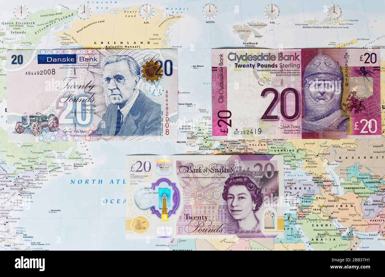 Notes bancaires du Royaume-Uni montrant des notes de l'Irlande du Nord, de l'Ecosse et de l'Angleterre sur une carte du monde Banque D'Images