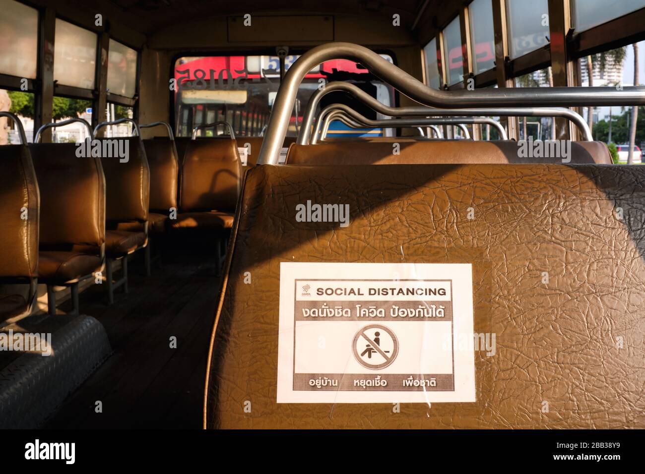 Au cours de l'épidémie de Covid-19 (nCorona), un panneau collé sur un siège dans un bus à Bangkok, Thaïlande, demande aux passagers d'oeserve social Distancing Banque D'Images