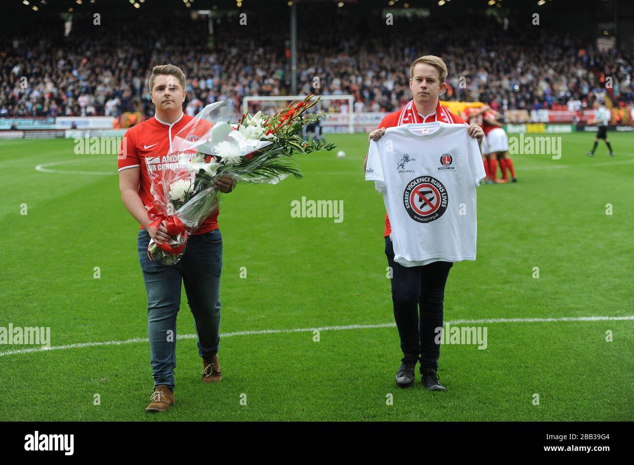 Deux fans de Charlton Athletic jettent des fleurs à la mémoire de Rob Knox Banque D'Images