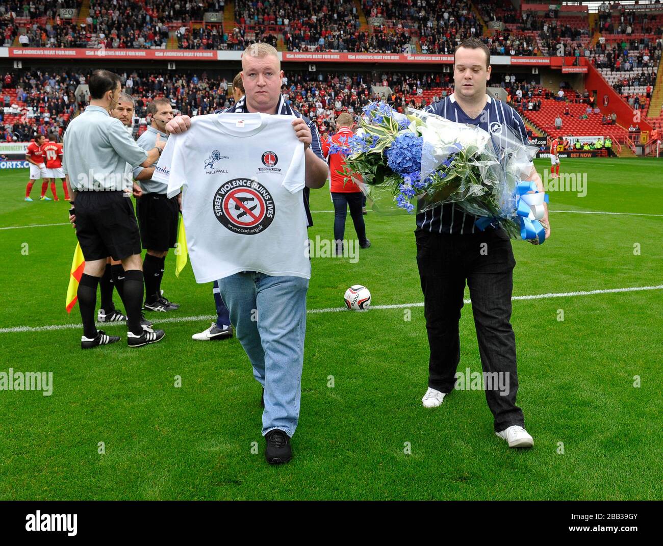 Deux ventilateurs Millwall jettent des fleurs en mémoire de Jimmy Mizen Banque D'Images