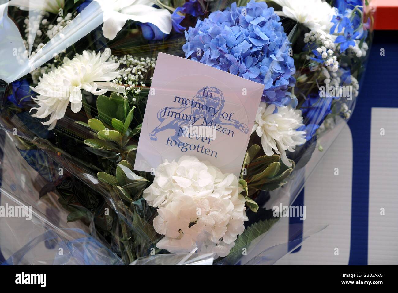 Fleurs en mémoire de Jimmy Mizen, adolescent assassiné Banque D'Images