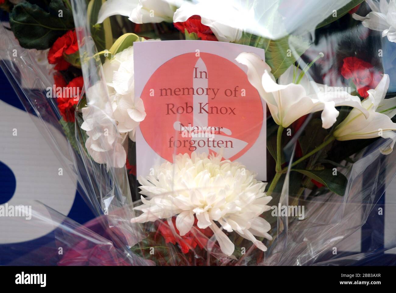 Fleurs en mémoire de l'adolescent assassiné Rob Knox Banque D'Images