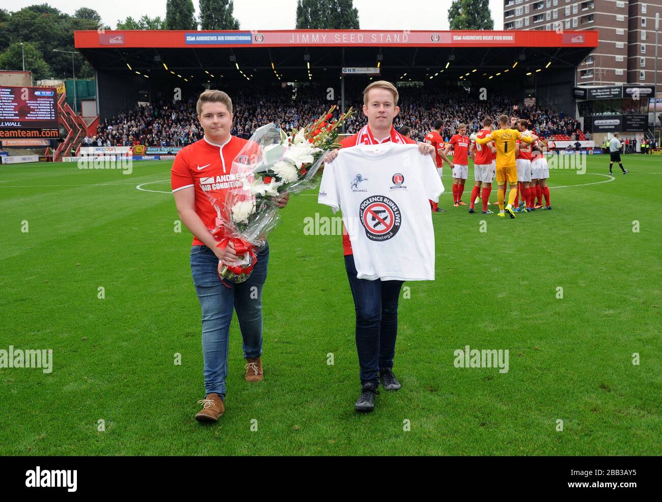 Deux fans de Charlton Athletic jettent des fleurs à la mémoire de Rob Knox Banque D'Images