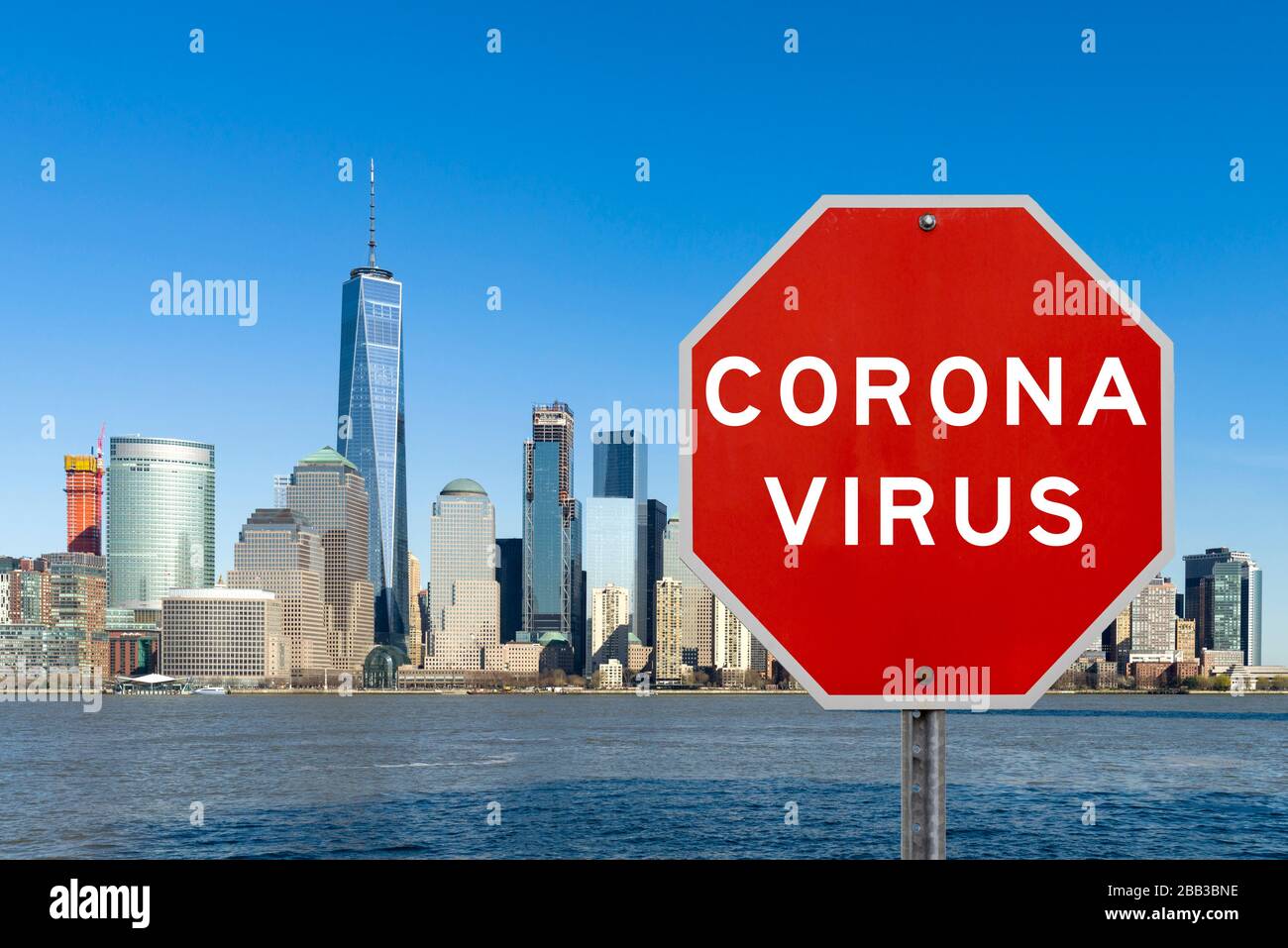 Image conceptuelle montrant le panneau d'avertissement Red Corona virus devant Manhattan, New York Banque D'Images