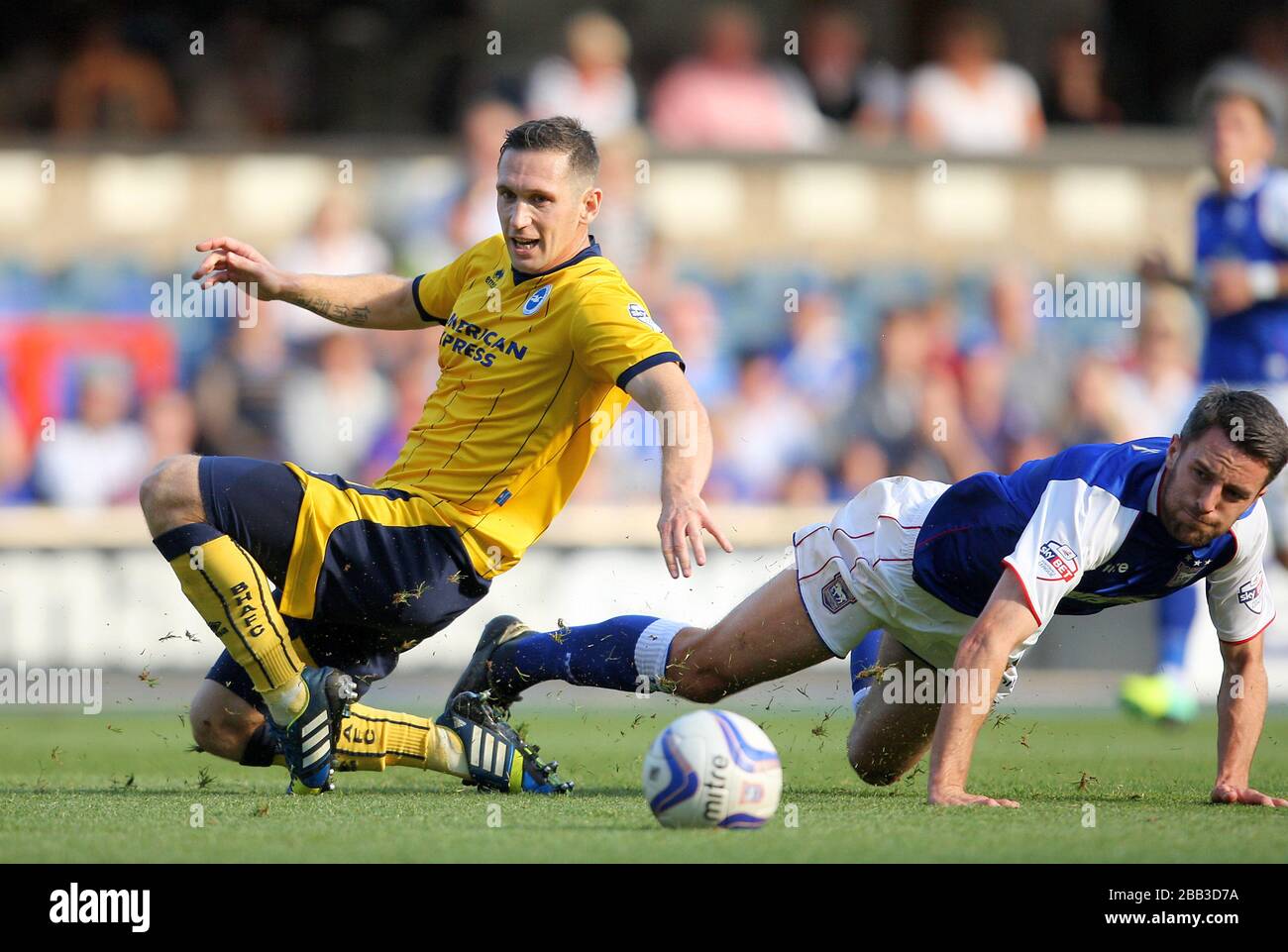 Le Cole Skuse de Ipswich Town et Andrew Crofts de Brighton et Hove Albion rivalisent pour le ballon Banque D'Images