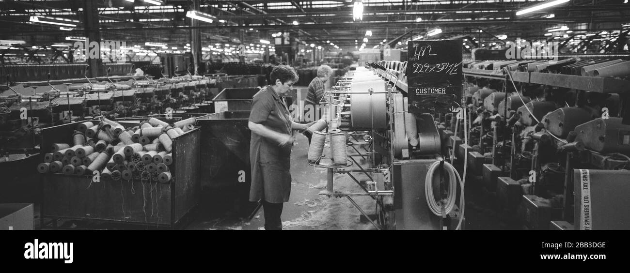 Un travailleur travaillant sur une machine à tourter à l'usine Tay Spinners de Dundee, en Écosse. Cette usine était la dernière usine de filature de jute en Europe lors de sa fermeture pour la dernière fois en 1998. La ville de Dundee avait été célèbre tout au long de l'histoire pour les trois 'JS' - jute, confiture et journalisme. Banque D'Images