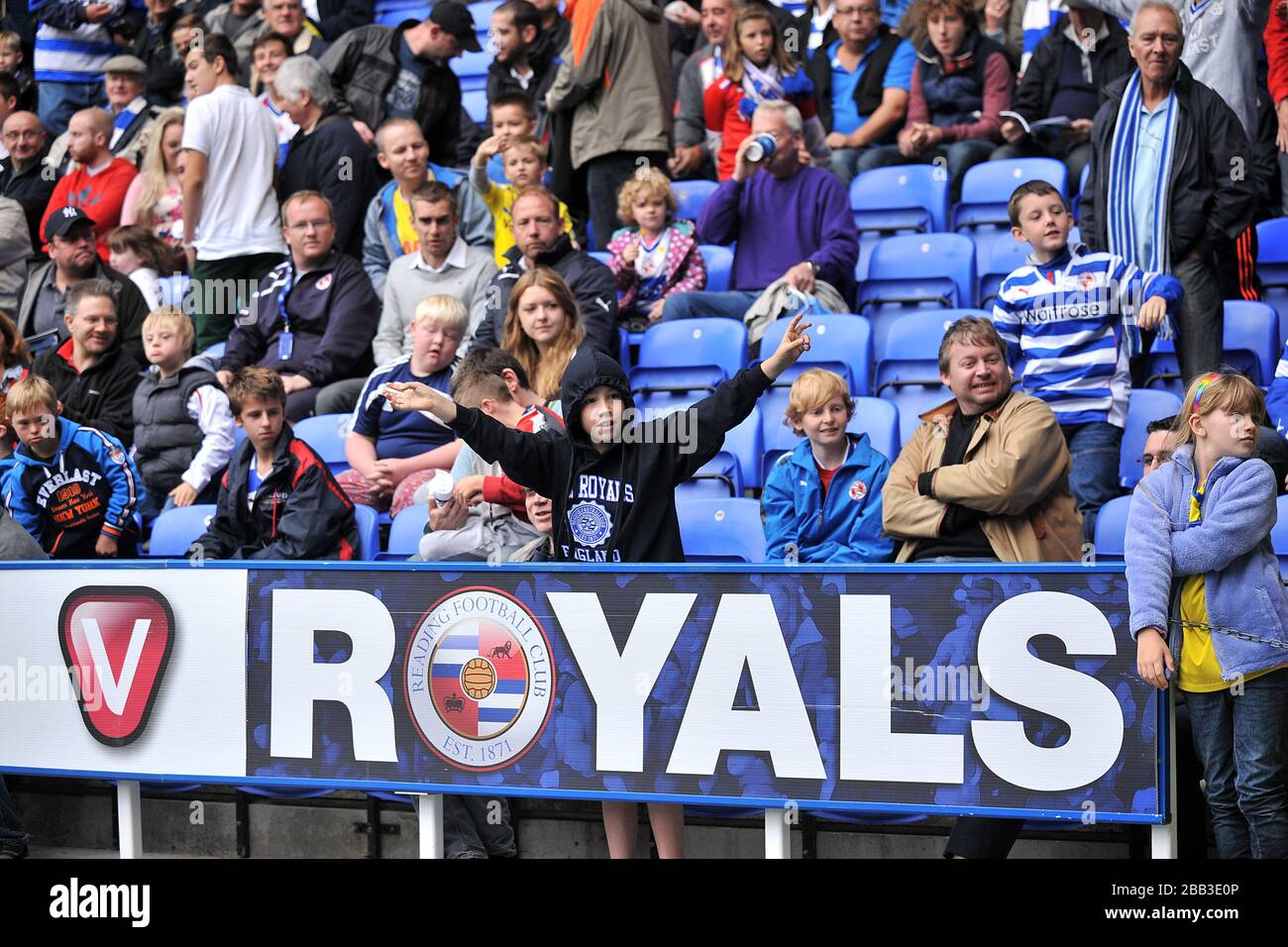 Les fans de lecture dans les stands du Madejski Stadium Banque D'Images