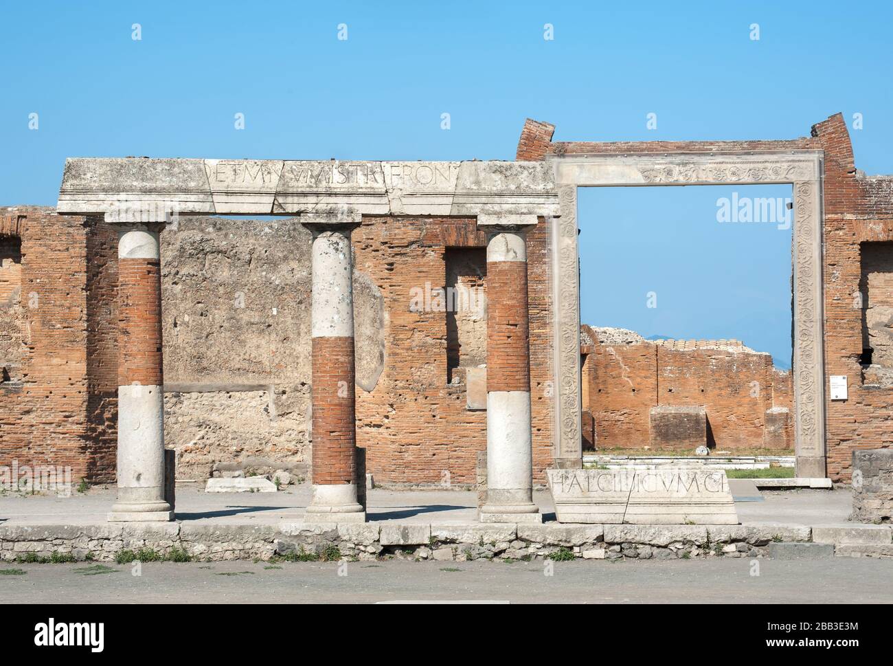 Colonnade avec inscriptions latines devant le bâtiment d'Eumachia, Pompéi, Italie Banque D'Images